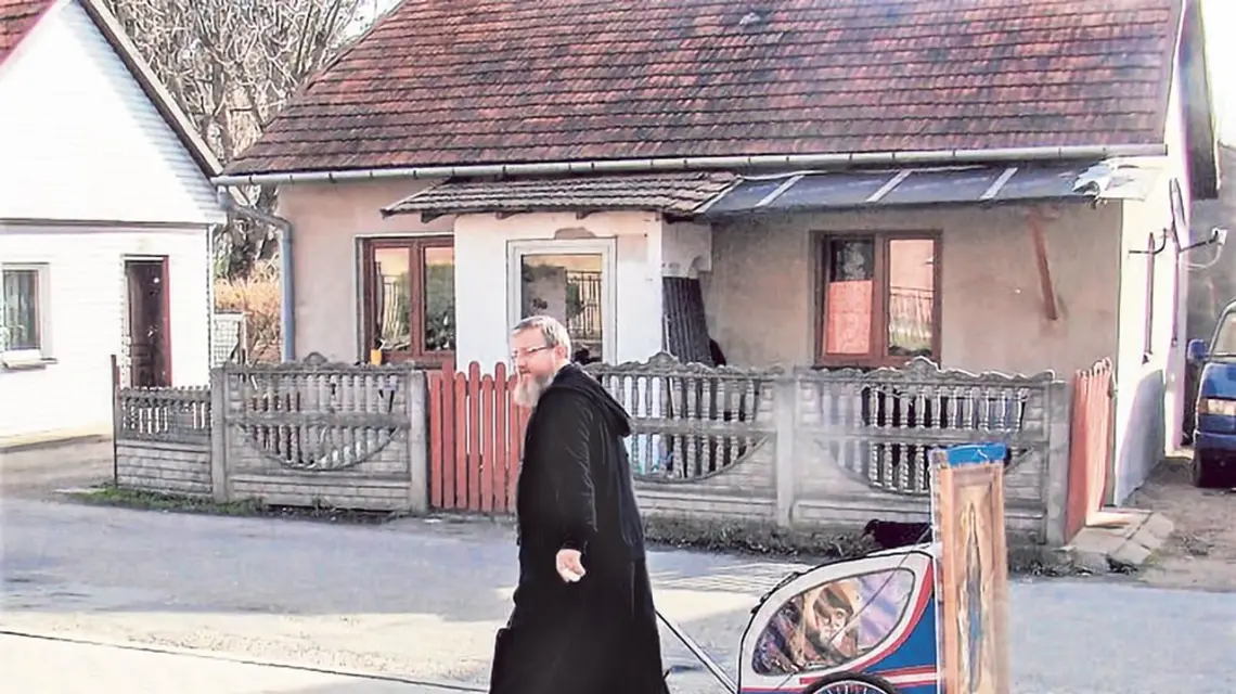 Ks. Jarosław Cielecki pielgrzymuje z Niegowici do Częstochowy na 25-lecie święceń kapłańskich, kwiecień 2018 r. / / fot. Polska Press