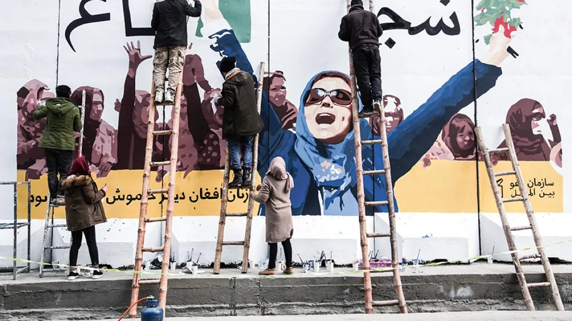 W Międzynarodowym Dniu Kobiet afgańscy artyści malują graffiti na ścianie Ministerstwa ds. Kobiet. Kabul, 8 marca 2019 r. / RAHMAT GUL / AP / EAST NEWS