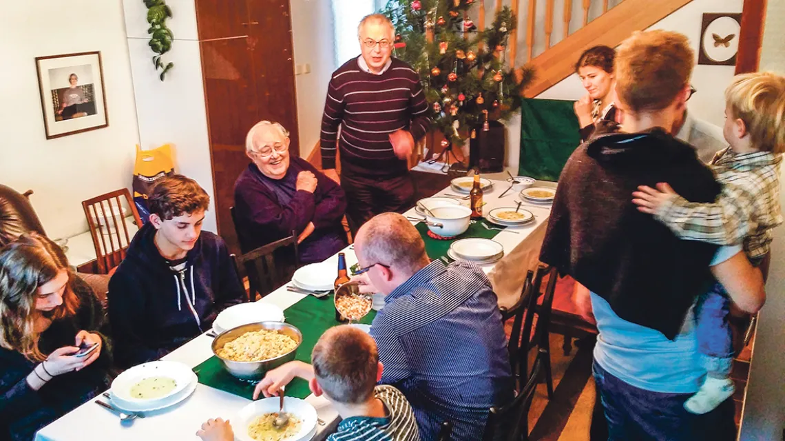 Bożonarodzeniowy obiad Gminy praskiej: ks. Pavel Hradilek (stoi, w centrum)  i bp Jan Konzal (siedzi obok), Hradec Králové, 25 grudnia 2016 r. / MARTIN ŠÁLY