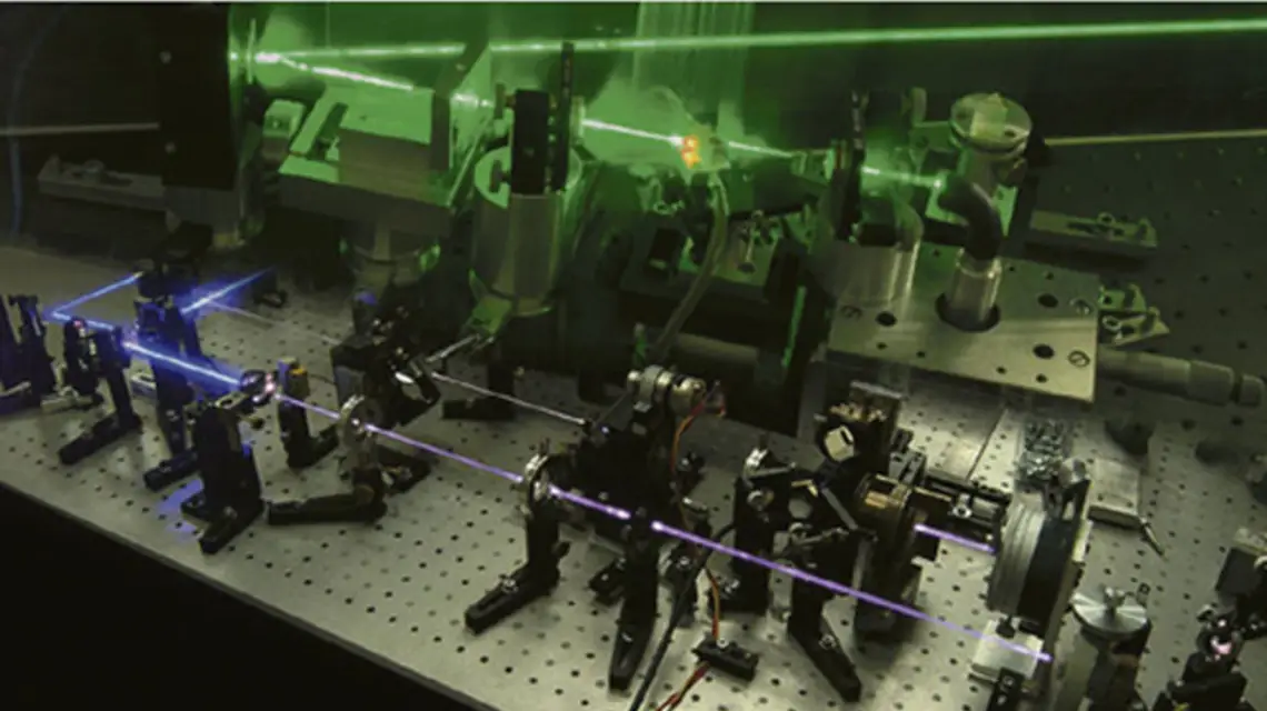 Układ laserowy do badania femtosekundowej dynamiki cząsteczek (u dołu) i serce lasera femtosekundowego: kryształ szafiru z domieszką tytanu (u góry). Laboratorium Procesów Ultraszybkich Instytutu Fizyki Doświadczalnej UW. /fot. Piotr Fita / 
