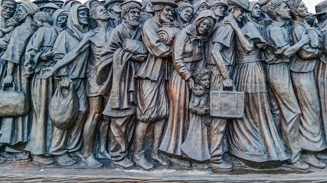 Rzeźba kanadyjskiego artysty Timothy'ego P. Schmalza, przedstawiająca uchodźców i migrantów różnych narodów i kultur.  Plac św. Piotra, Watykan, październik 2019 r. / EDWARD AUGUSTYN