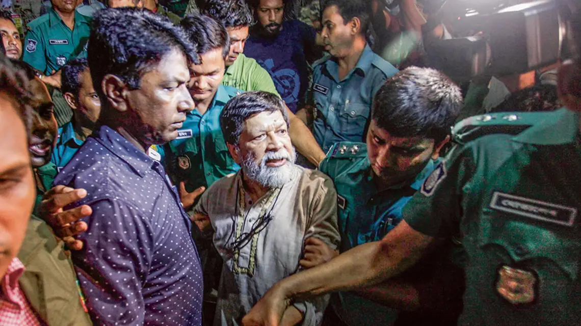 Shahidul Alam przybywa do sądu, Dhaka, 6 sierpnia 2018 r. / AHMED SALAHUDDIN / NURPHOTO / EAST NEWS
