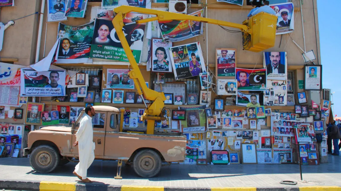 "Ściana pamięci" ze zdjęciami poległych powstańców. Bengazi, maj 2011 r. / fot. Andrzej Meller / 