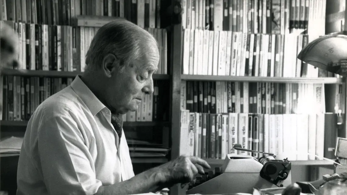 Jerzy Giedroyc przy maszynie do pisania, w gabinecie. Maisons-Laffitte, 1987 r. / / www.kulturaparyska.com