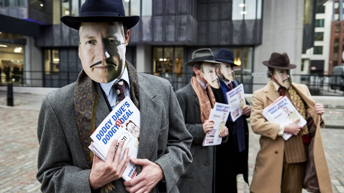 „Krętacki Dave, krętacki deal”? Antyunijni aktywiści pozują do zdjęć w maskach z twarzą premiera Davida Camerona, Londyn, 19 lutego 2016 r. /  / Fot. NIKLAS HALLE'N / AFP / EAST NEWS