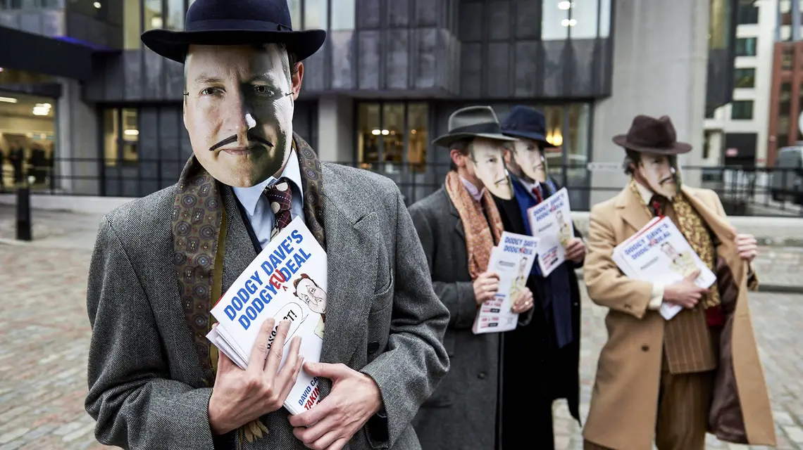 „Krętacki Dave, krętacki deal”? Antyunijni aktywiści pozują do zdjęć w maskach z twarzą premiera Davida Camerona, Londyn, 19 lutego 2016 r. / / Fot. NIKLAS HALLE'N / AFP / EAST NEWS