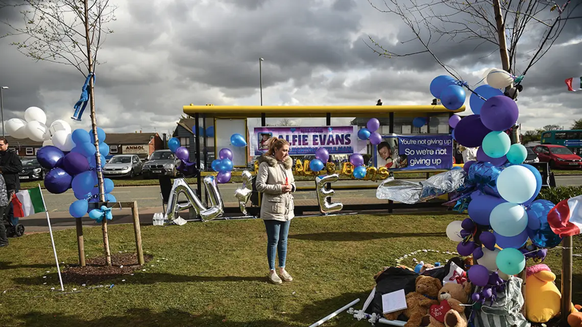 Przed szpitalem w Liverpoolu, w którym leczono Alfiego Evansa, 26 kwietnia 2018 r. / OLI SCARFF / AFP / EAST NEWS / 