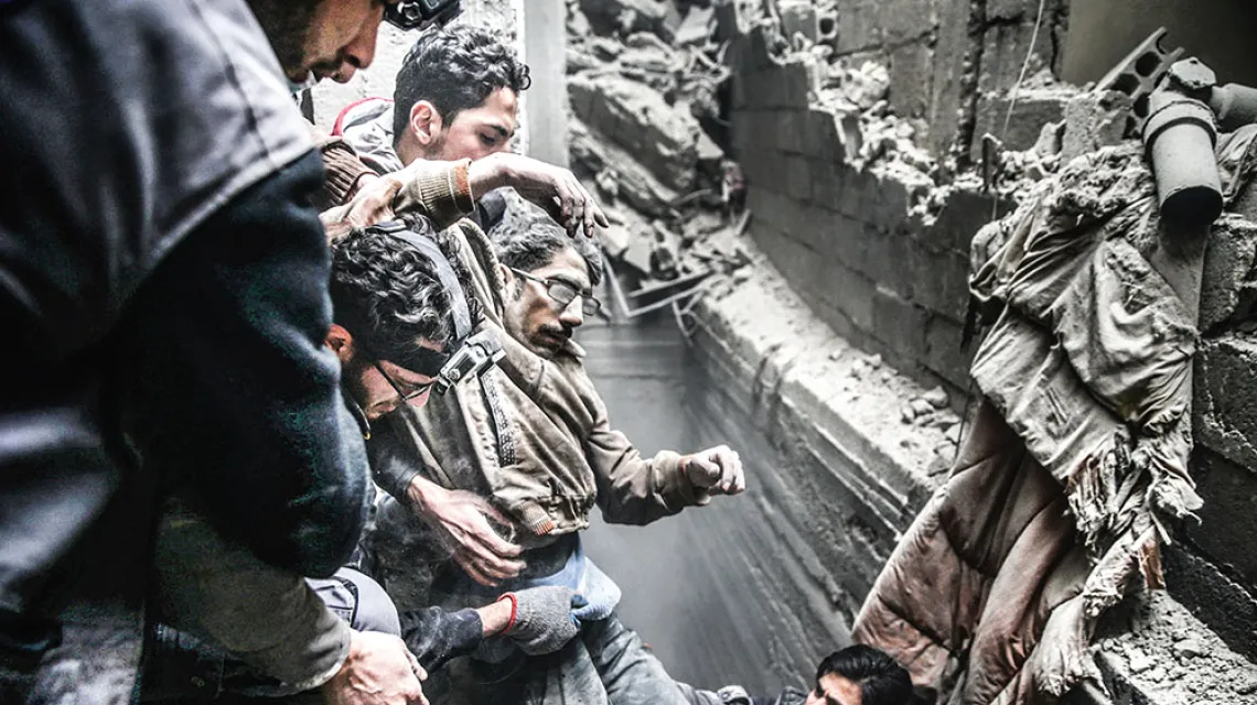 Akcja ratunkowa po ostrzale armii rządowej, wschodnia Ghuta, Syria, 22 lutego 2018 r. / FOT. BASSAM KHABIEH / REUTERS / FORUM
