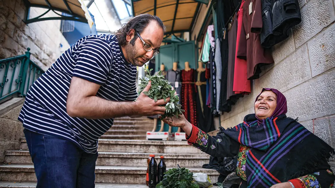 Fadi Kattan przy stoisku Um Nabil na targu w Betlejem. / / CORINNA KERN / LAIF / FORUM