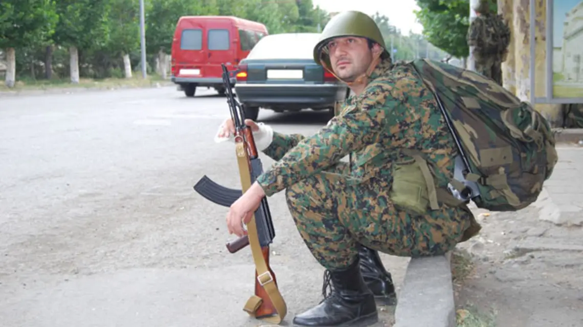 Gruziński rezerwista odpoczywa. Za chwilę pójdzie na front. 9 sierpnia 2008 r. /fot. Andrzej Meller / Tygodnik Powszechny - TVN24 / 