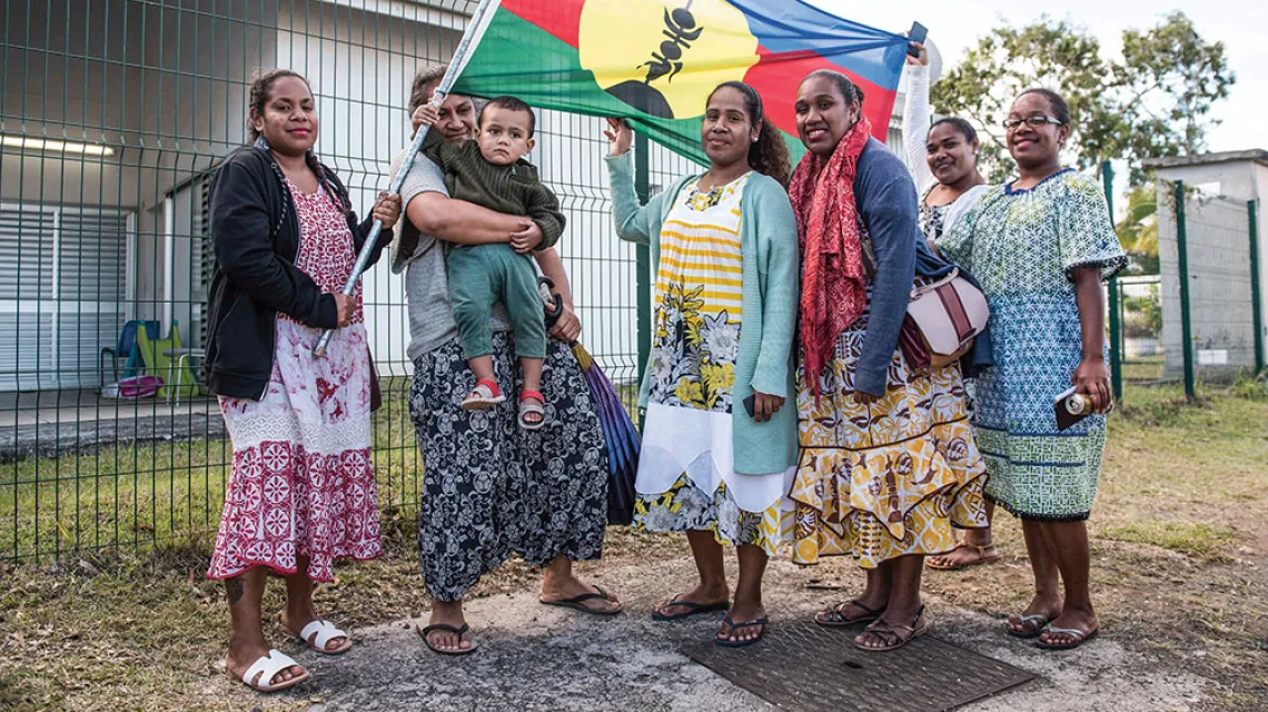 Zwolenniczki niepodległości przed lokalem referendalnym w mieście Numea, stolicy Nowej Kaledonii. 4 października 2020 r. / MATHURIN DEREL / AP / EAST NEWS