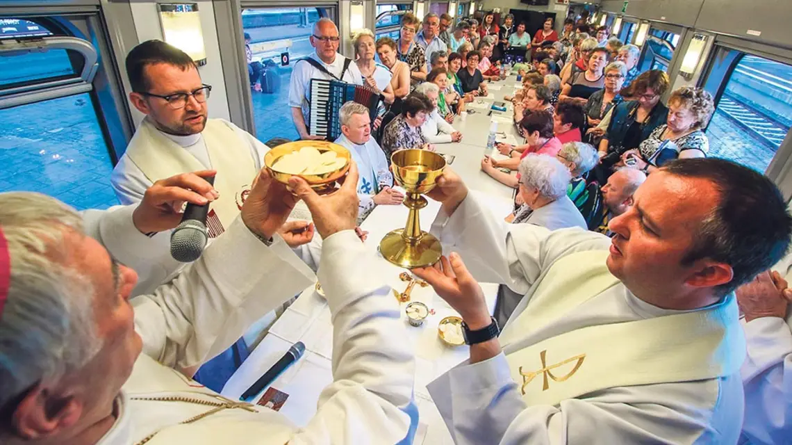 II Archidiecezjalna Pielgrzymka Chorych, Niepełnosprawnych i ich Rodzin do Lourdes: powrót pielgrzymów pociągiem do Katowic, 15 maja 2017 r. / HENRYK PRZONDZIONO / FOTO GOŚĆ / FORUM