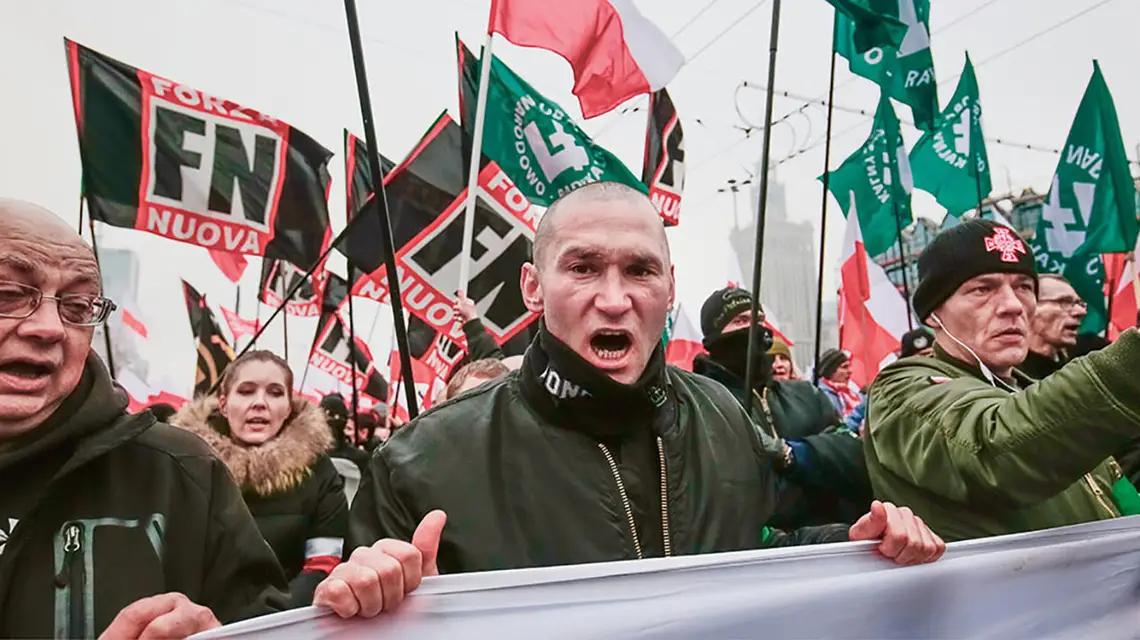 Nacjonaliści polscy i neofaszyści włoscy na Marszu Niepodległości, Warszawa, 11 listopada 2018 r. / JAKUB WŁODEK / NURPHOTO / GETTY IMAGES