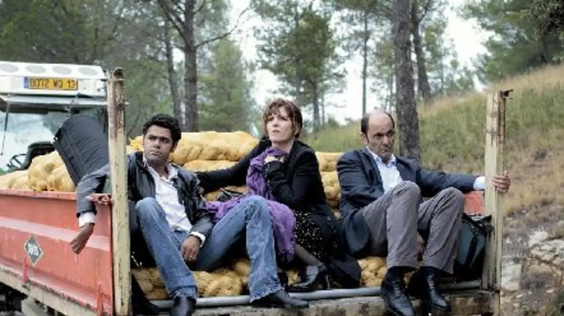 Z pozornie przypadkowych scenek i niby chaotycznej akcji wyłania się obraz podupadłej francuskiej świetności... / Materiały dystrybutora / 