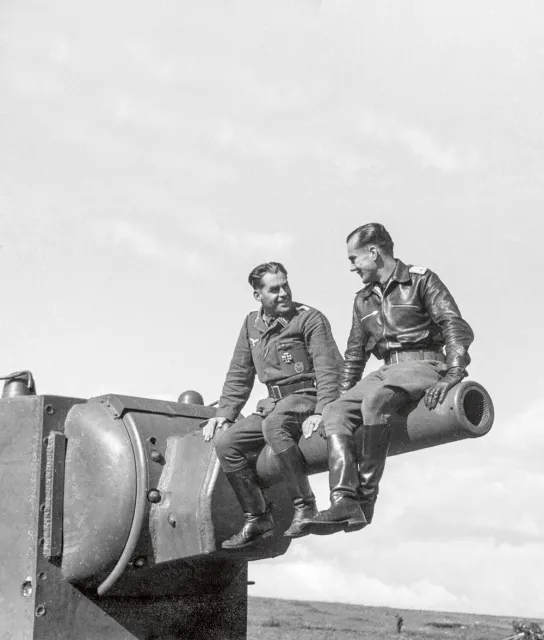 Fotoreporter wojenny Georg Schödl (z lewej) i niemiecki pilot (nieznany z nazwiska) na porzuconym sowieckim czołgu ciężkim KW-2, lato 1941 r. Wyposażony w armatę kalibru 152 mm, KW-2 był wtedy najlepiej uzbrojonym czołgiem świata. / SOFLA / INTERFOTO / FORUM