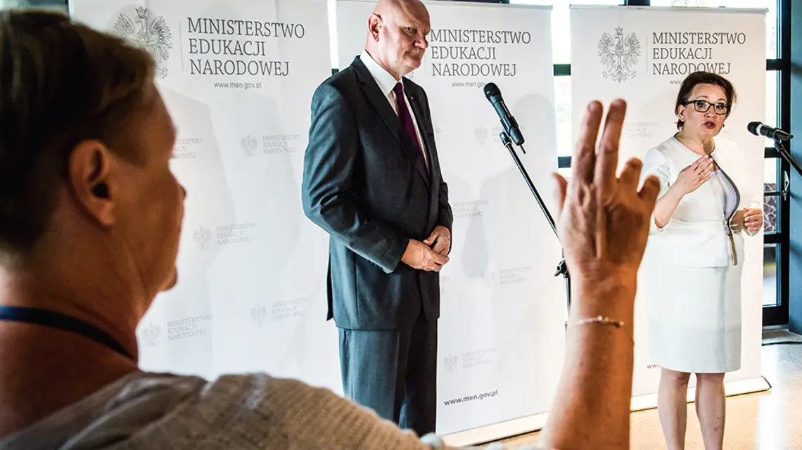 Minister Anna Zalewska podczas briefingu prasowego po konferencji podsumowującej debatę „Uczeń. Rodzic. Nauczyciel – Dobra Zmiana”. Toruń, czerwiec 2016 r. / TYTUS ŻMIJEWSKI / PAP