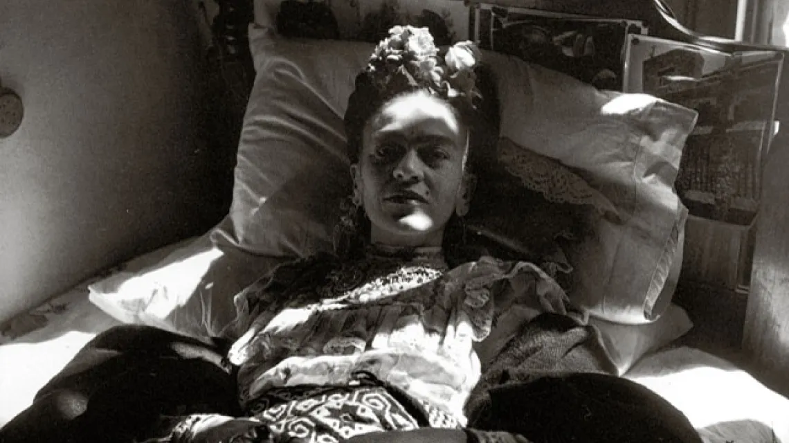 Frida Kahlo w swoim domu w Mieście Meksyk, 1954 r. / fotografię publikujemy dzięki uprzejmości Fundación Zúniga Laborde A.C. / 