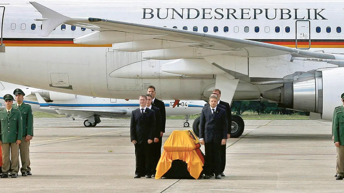 Lotnisko Berlin Tegel, sierpień 2007 r.: trumny ze zwłokami poległych Niemców wracają do kraju / fot. KNA-Bild / 