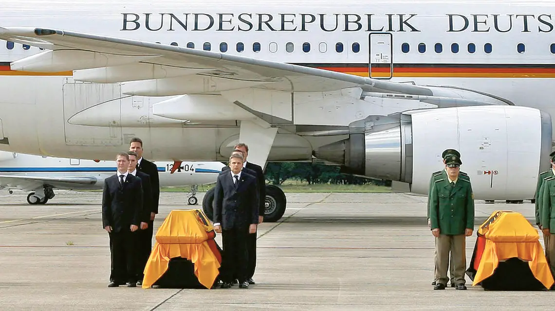 Lotnisko Berlin Tegel, sierpień 2007 r.: trumny ze zwłokami poległych Niemców wracają do kraju / fot. KNA-Bild / 