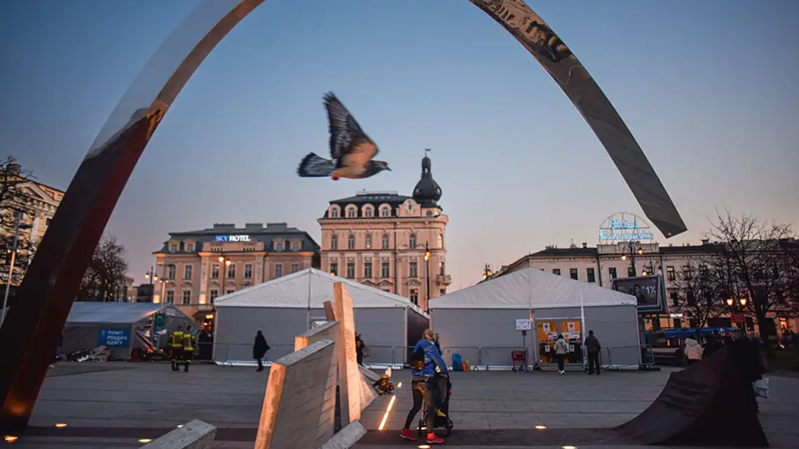 Namioty Caritasu na placu Jana Nowaka Jeziorańskiego w Krakowie. 14 marca 2022 r. / 