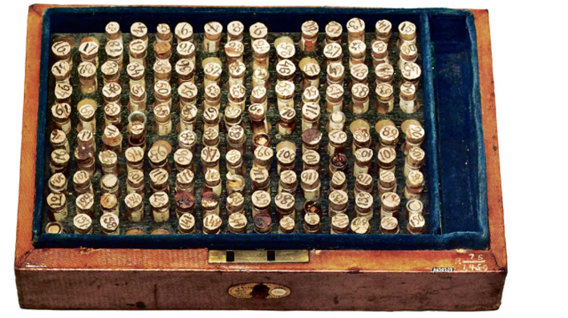 Dawna angielska szkatułka ze 143 fiolkami zawierającymi pigułki homeopatyczne / SSPL/SCIENCE MUSEUM/ FORUM / 