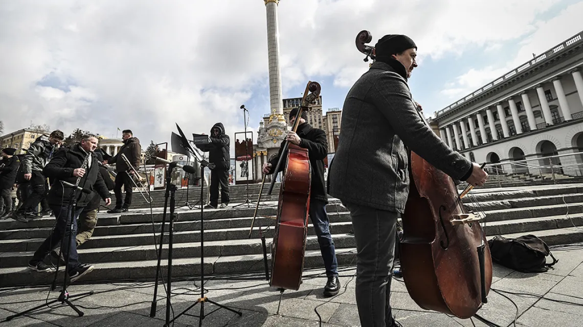 Muzycy Kijowskiej Orkiestry Symfonicznej podczas występu na placu Niepodległości,  9 marca 2022 r. / EMIN SANSAR / ANADOLU AGENCY / GETTY IMAGES