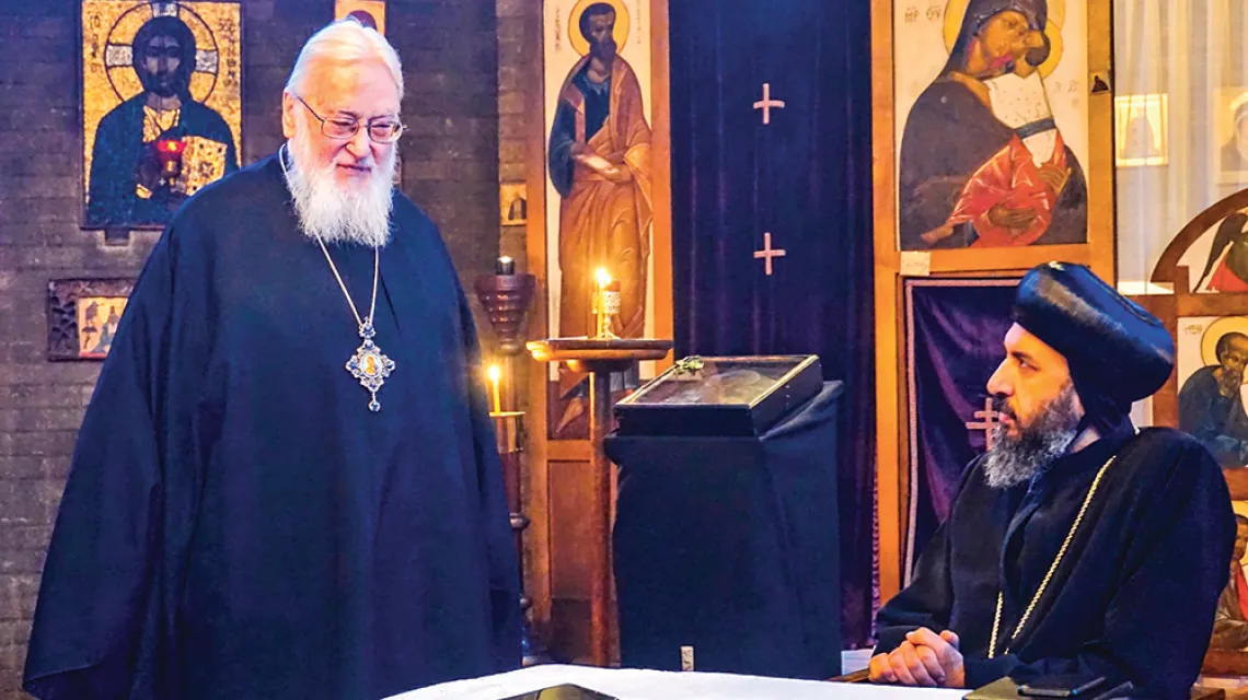 Kallistos Ware (po lewej) z Anbą Angaelosem, arcybiskupem Londynu Koptyjskiego Kościoła Prawosławnego, marzec 2016 r. / TWITTER / @BISHOPANGAELOS