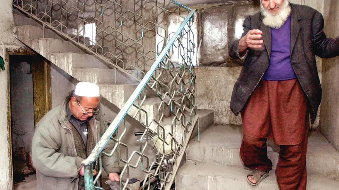 Zebulon Simentow (z lewej) i Izaak Levy przez lata mijali się bez słowa na klatce schodowej ich domu. Kabul, 28 listopada 2001 r. / FRANC ZHURDA / AP / EAST NEWS