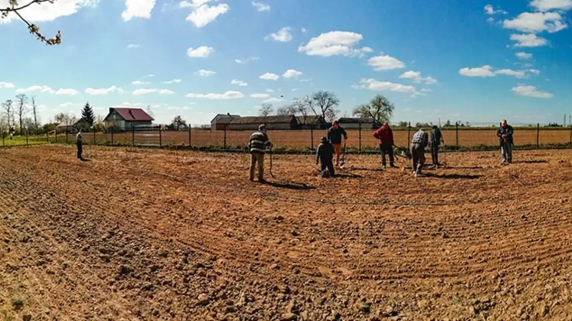 Wspólna praca przy zakładaniu sadu, Dom w Jankowicach, wrzesień 2019 r. / WSPÓLNOTA CHLEB ŻYCIA