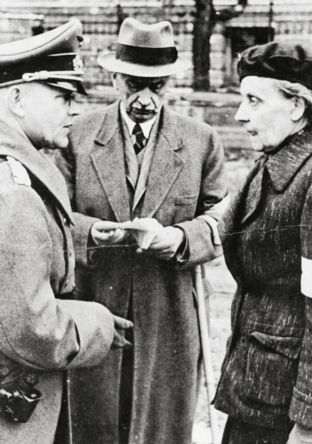 Pertraktacje z Niemcami – Maria Tarnowska i Alfred Lewandowski (obydwoje z PCK) z generałem Wehrmachtu Günterem Rohrem, 7 września 1944 r. / DOMENA PUBLICZNA