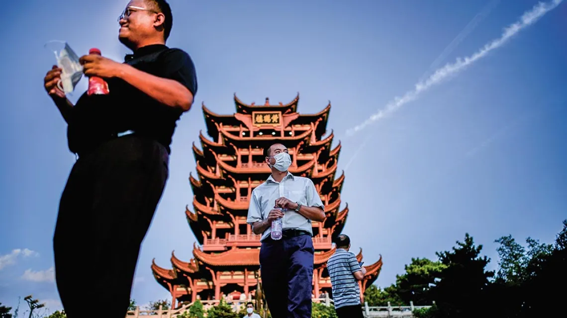 Chińscy dziennikarze, uczestnicy zorganizowanej przez rząd wycieczki, pod Wieżą Żółtego Żurawia w Wuhan – mieście, gdzie zaczęła się epidemia koronawirusa. 3 września 2020 r. / ALY SONG / REUTERS / FORUM