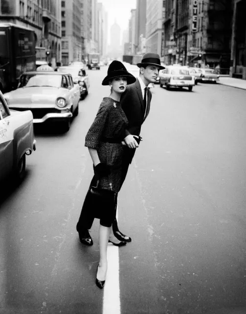 Modelka Simone D'Aillencourt na dolnym Manhattanie podczas sesji dla magazynu "Harper's Bazaar", lata 50. / fot. William Helburn, Corbis / 
