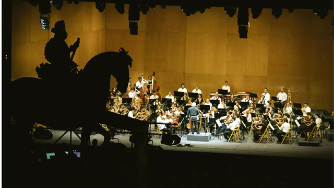 Daniel Barenboim ze swoją izraelsko-palestyńską orkiestrą / fot. Juan Naharro Gimenez / Getty Images / FPM / 