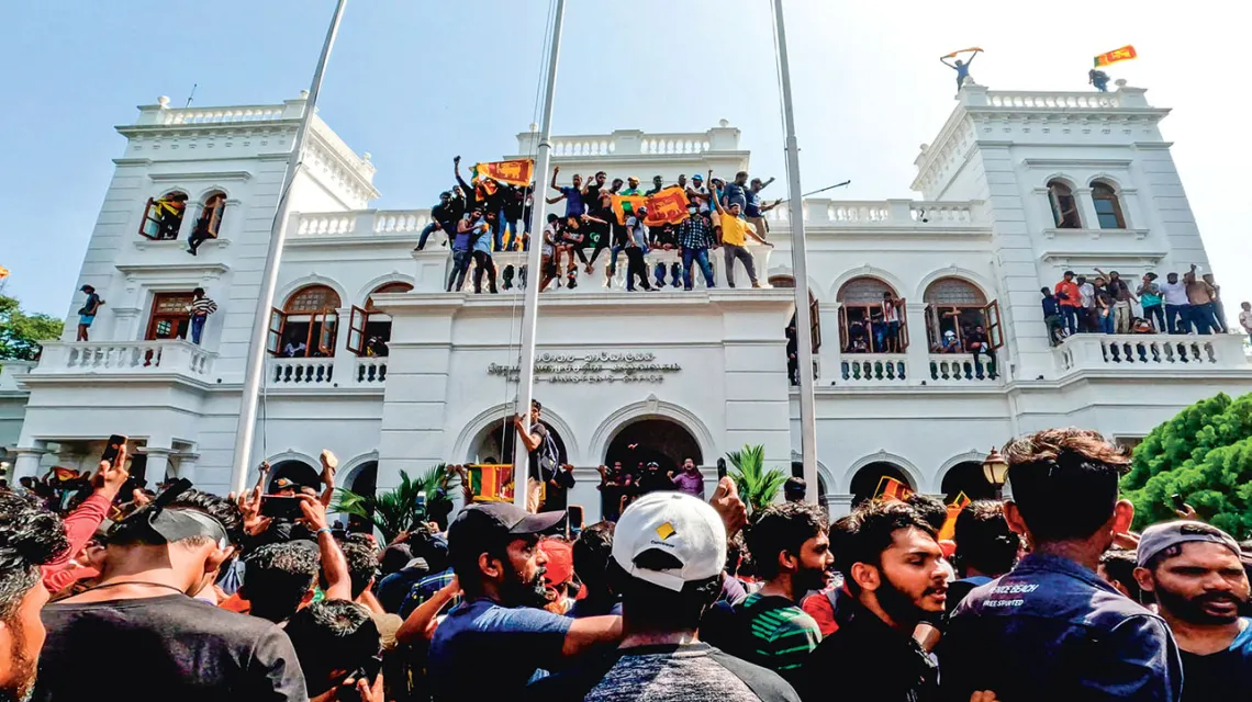 Demonstranci świętują zdobycie pałacu prezydenckiego. Kolombo, Sri Lanka, 13 lipca 2022 r. / THARAKA BASNAYAKA / NURPHOTO / GETTY IMAGE