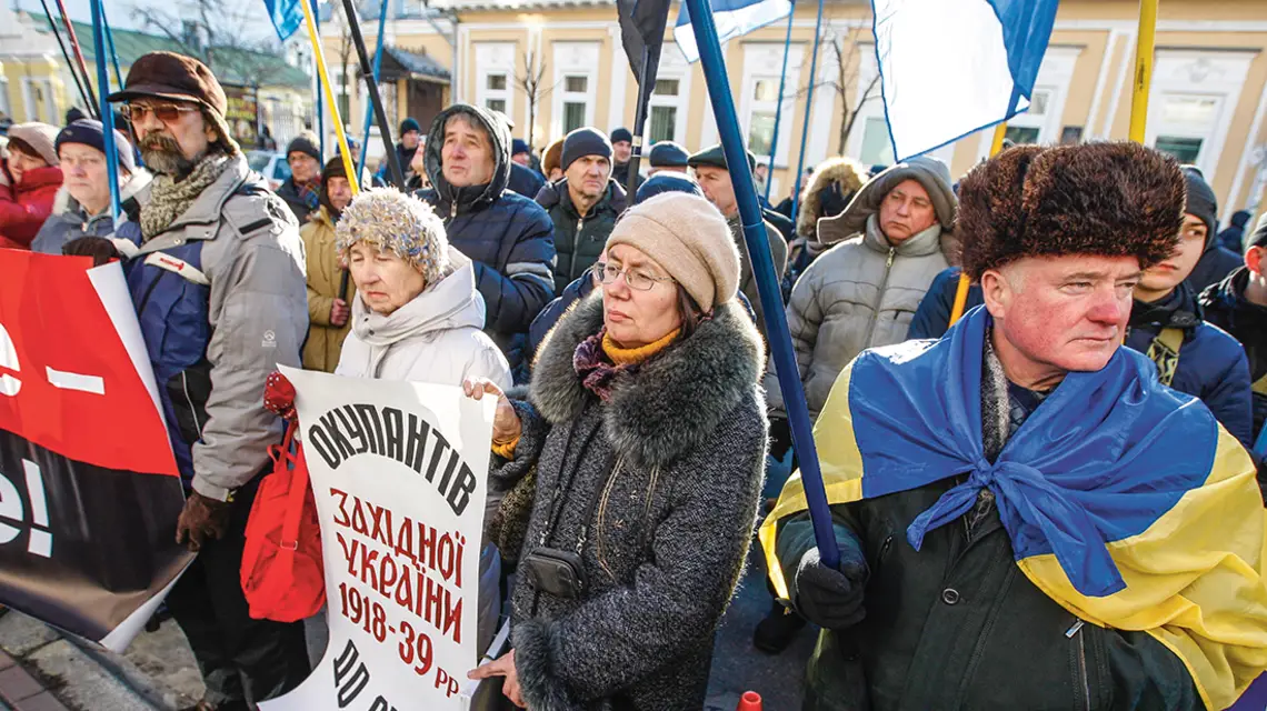 Protest przed ambasadą polską przeciwko nowej ustawie o IPN. Napis na plakacie głosi: „Okupanci Zachodniej Ukrainy z lat 1918-39 pod sąd”. Kijów, 5 lutego 2018 r. / VLADIMIR SINDEYEVE / NURPHOTO / GETTY IMAGES