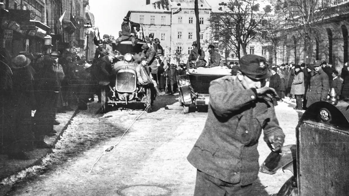 Na starym rynku we Lwowie: zdjęcie wykonane prawdopodobnie w ostatniej dekadzie listopada 1918 r., gdy siły ukraińskie wycofały się z miasta. / NAC