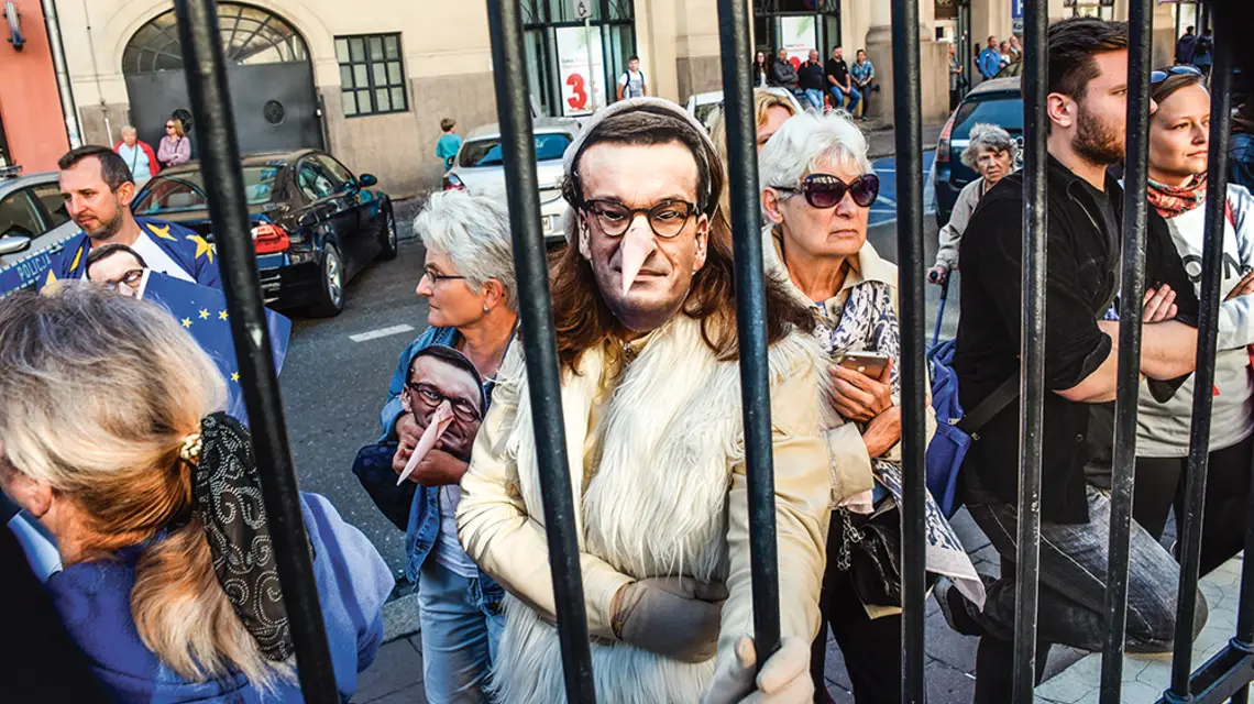 Pikieta protestacyjna przed hotelem w Krakowie, gdzie odbywała się małopolska konwencja wyborcza PiS, 14 października 2018 r. / MAREK LASYK / REPORTER