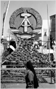 1987r, dekoracja na pochód pierwszomajowy. Fot. Harald Hauswald / 