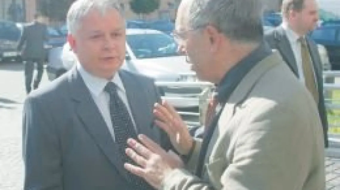 Lech Kaczyński i Aleksander Smolar przed wykładem kandydata na prezydenta w Fundacji Batorego, 19 września 2005 / 