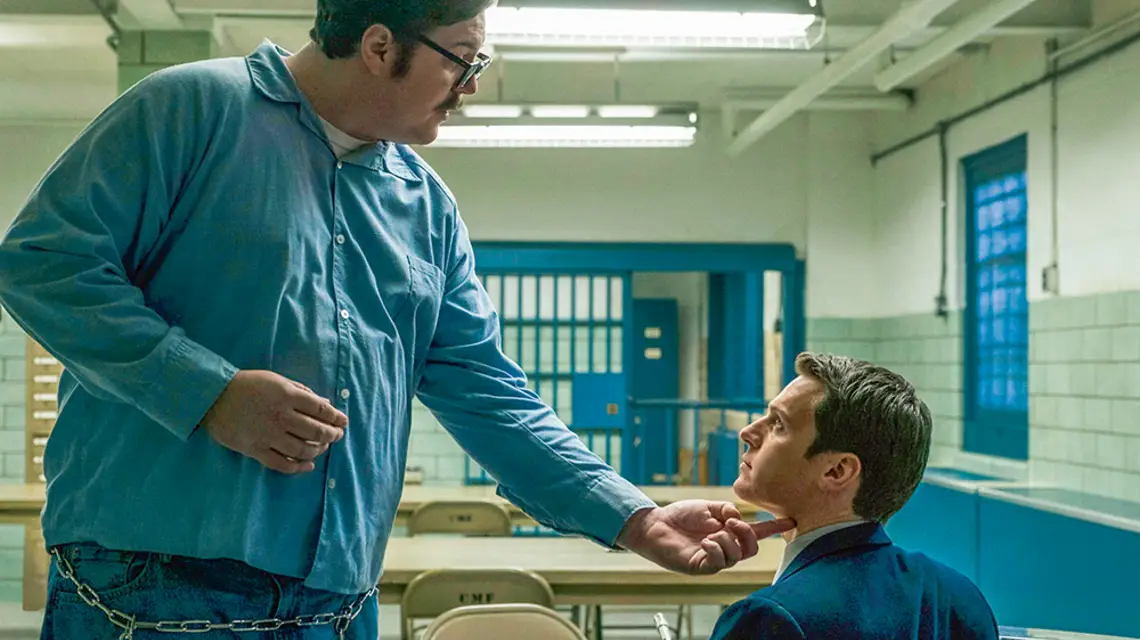 Cameron Britton jako Edmund Kemper i Jonathan Groff jako Holden Ford w serialu „Mindhunter” / MERRICK MORTON / NETFLIX