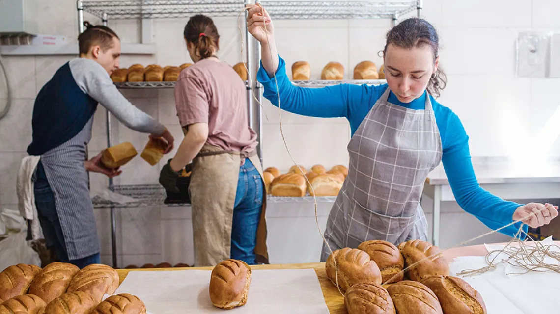 Wolontariusze pomagają przy pieczeniu i pakowaniu chleba w piekarni  „Dobry chleb od dobrych ludzi”, Kijów, 25 marca 2022 r. / ANASTASIA VLASOVA / GETTY IMAGES