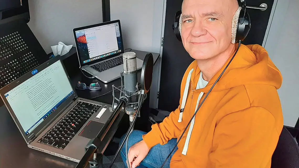 Dariusz Rosiak prowadzi autorski podkast „Raport o stanie świata” / / FOT. AGATA KASPROLEWICZ