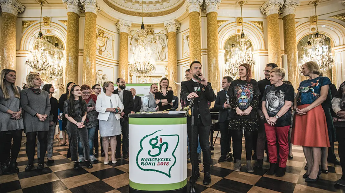 Gala konkursu Nauczyciel Roku 2018. Przemysław Staroń odbiera nagrodę na Zamku Królewskim. Warszawa, 9 października 2018 r. / ADAM STĘPIEŃ / AGENCJA GAZETA