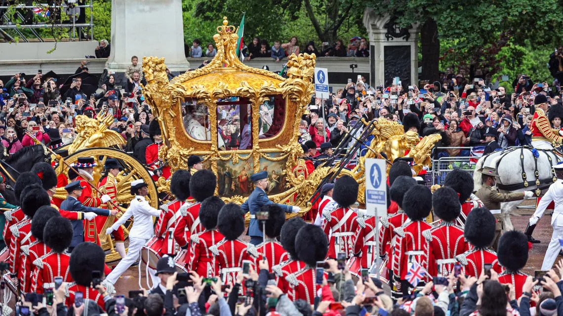 Król Karol III i królowa Camilla wracają do Pałacu Buckingham po ceremoni koronacji. Londyn, 6 maja 2023 r. / fot. Neil Mockford / Getty Images / 