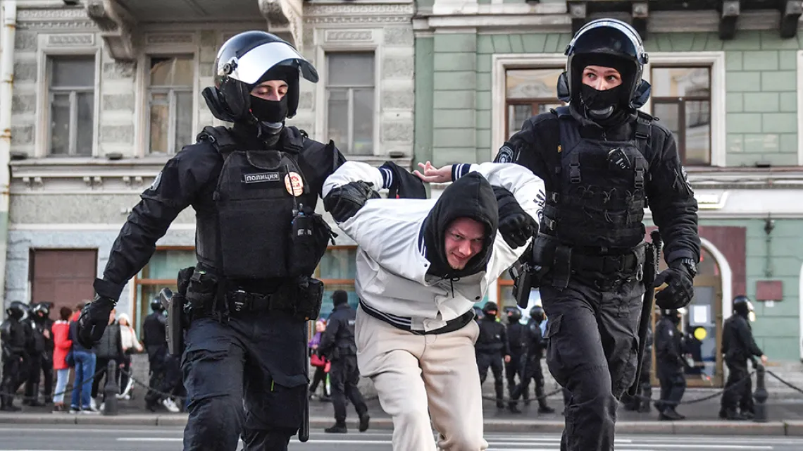W ciągu pierwszych pięciu dni od ogłoszenia mobilizacji w Rosji podczas protestów zatrzymano ponad 2 tys. osób; część z zatrzymanych otrzymała od razu karty powołania. Petersburg, 24 września 2022 r. /  / AFP