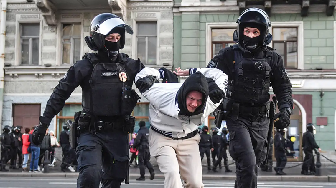 W ciągu pierwszych pięciu dni od ogłoszenia mobilizacji w Rosji podczas protestów zatrzymano ponad 2 tys. osób; część z zatrzymanych otrzymała od razu karty powołania. Petersburg, 24 września 2022 r. / / AFP
