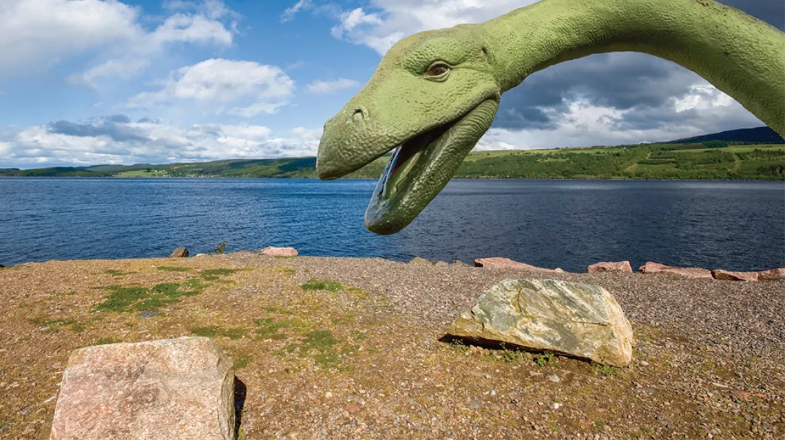 Nessie – pomnik potwora z Loch Ness na brzegu jeziora, Szkocja. / GUNTER LENZ / BE&W