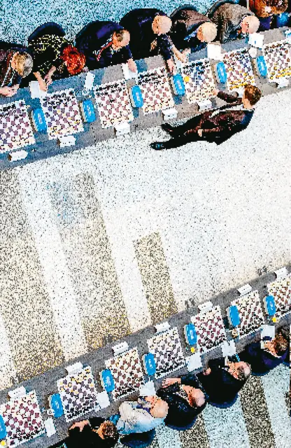 Norweski arcymistrz Magnus Carlsen gra symultankę z duńskimi politykami, Haga, 2 lutego 2016 r. / KOEN VAN WEEL / EPA / PAP