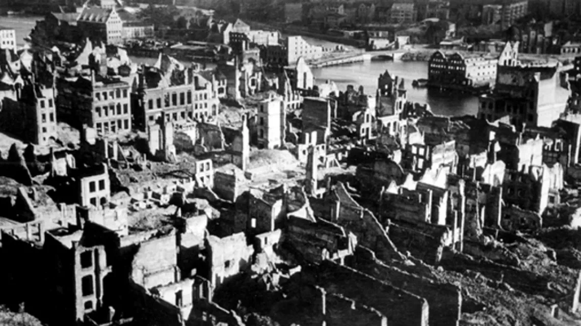 Ruiny Gdańska, przez Armię Czerwoną niszczonego także już po zajęciu miasta; 1945 r. / Zbigniew Kosycarz / KFP / 