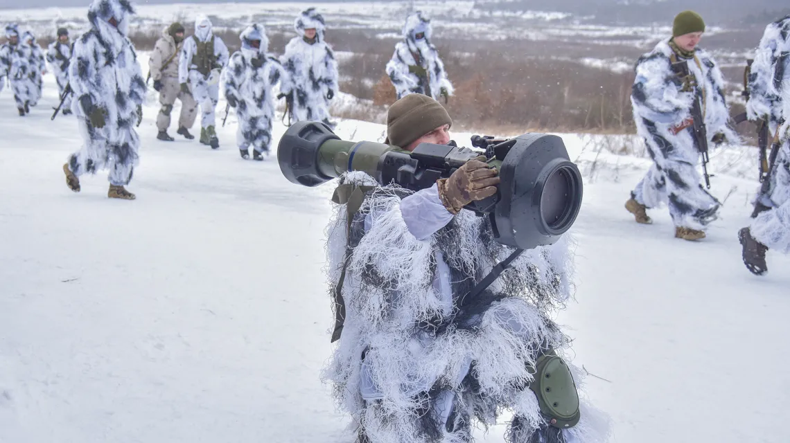 Wojsko ukraińskie podczas ćwiczeń z wyrzutniami przeciwpancernymi pocisków kierowanych NLAW przekazanymi przez Wielką Brytanię.  Jaworów k. Lwowa, 28 stycznia 2022 r. / Pavlo Palamarchuk / AP / East News / 